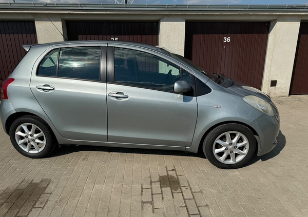 Toyota Yaris cena 15900 przebieg: 117000, rok produkcji 2007 z Mława małe 67